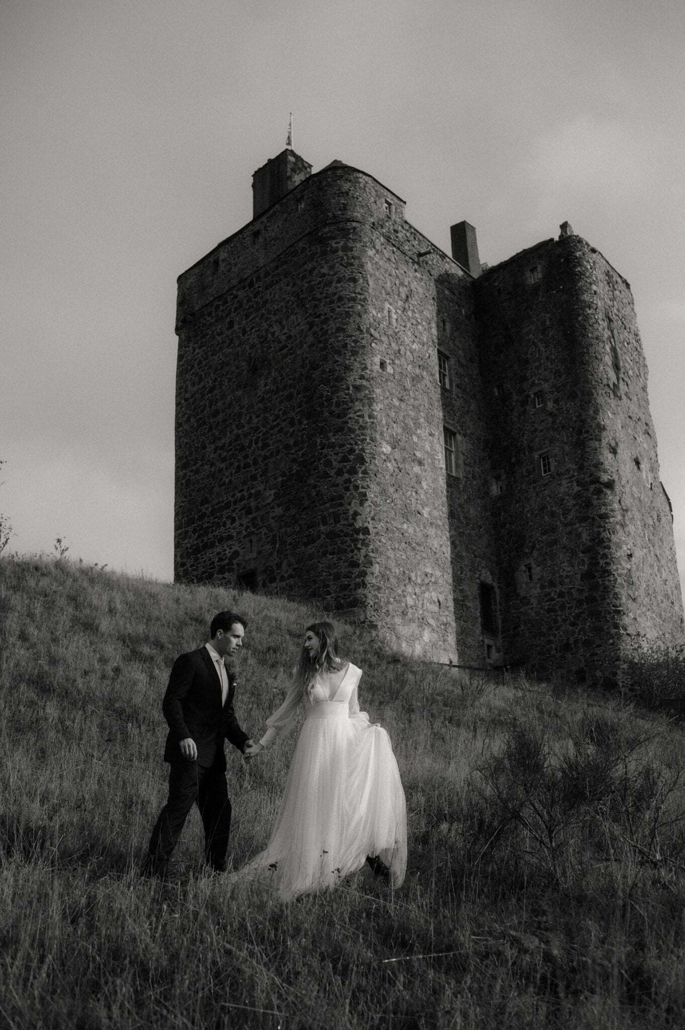 scotland elopement photographer sean bell with a couple at neidpath castle