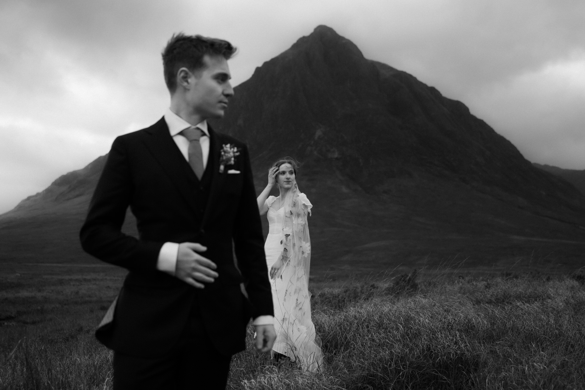 elope to scotland couple in glance with the buachaille drive more mountain behind them